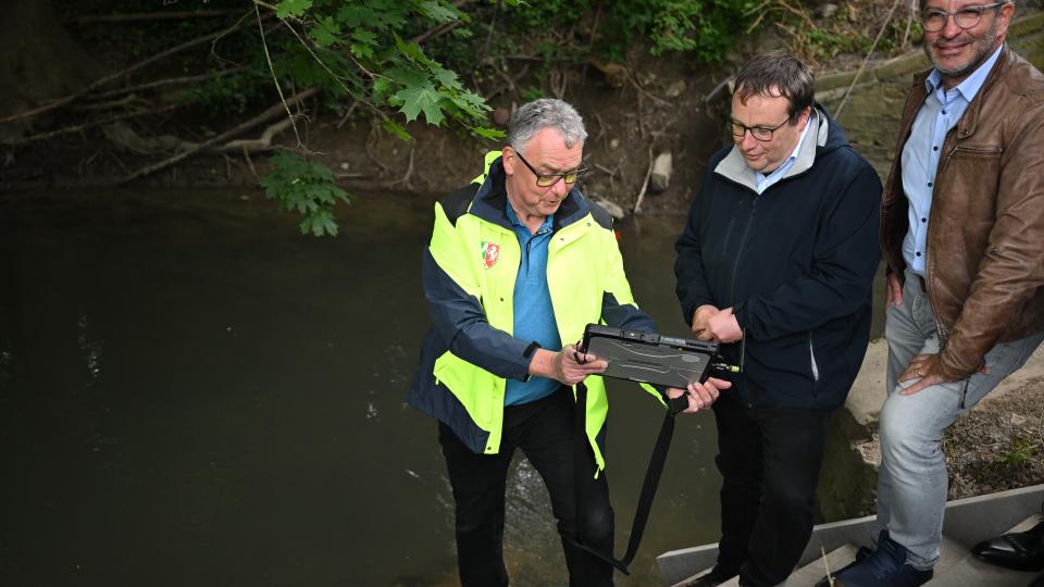 Minister Oliver Krischer besucht den neuen Hochwassermeldepegel Oestinghausen/Ahse