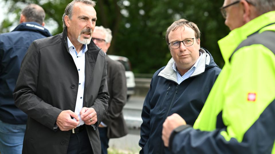 Minister Oliver Krischer besucht den Hochwassermeldepegel Oestinghausen/Ahse