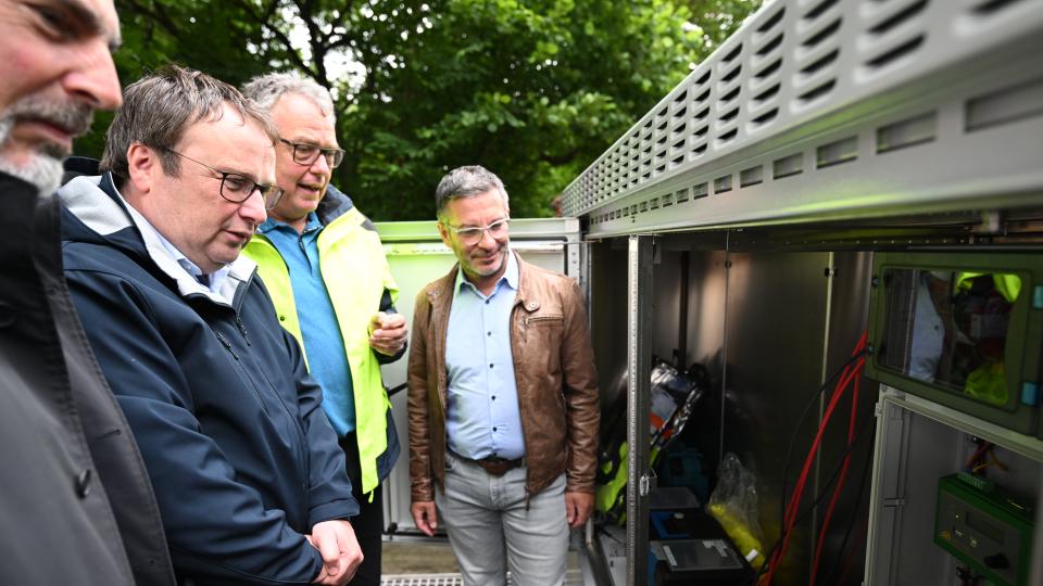 Minister Oliver Krischer besucht den neuen Hochwassermeldepegel Oestinghausen/Ahse