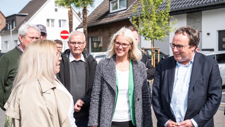 Gruppenfoto Minister Krischer und Bürgermeisterin Claudia Wieja 