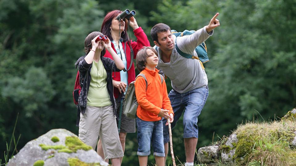 Eine Familie beim Wandern