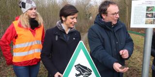 Amphibien-Schutz in Erftstadt: Umweltminister Oliver Krischer beim Besuch der Initiative.