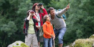 Eine Familie beim Wandern