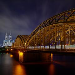 Nachts hell erleuchtet: der Kölner Dom und die Hohenzollernbrücke. Foto: Gerhard Marx / Panthermedia.net